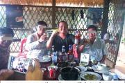 សុស-រុង (រូបកណ្តាលគេ) ប៉េអឹមរងស្រុកត្រពាំងប្រាសាទផឹកស៊ីស្រវឹងបាញ់បោះសេរីទាំងកណ្តាលយប់